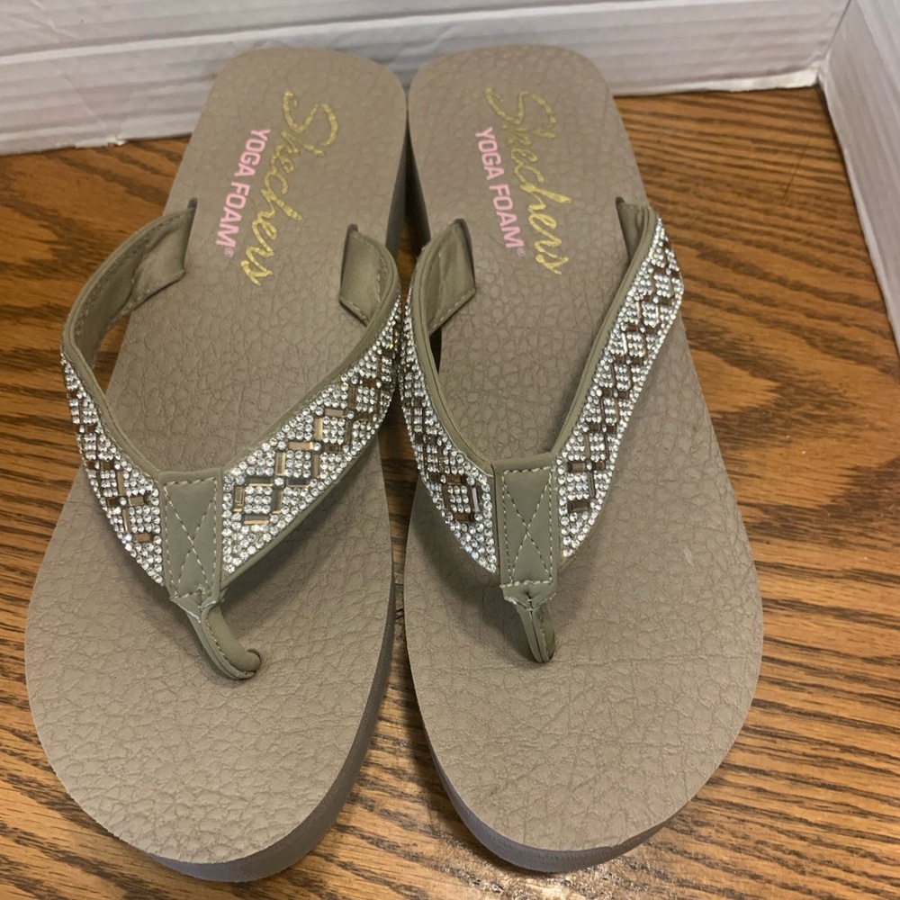 Skechers Women's Beaded Sandals Size 10 Comfortable diamond, beautiful classy